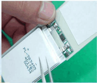 避免用鑷子之類的利器接觸電芯表面，防止刺破電芯包裝而造成漏液。