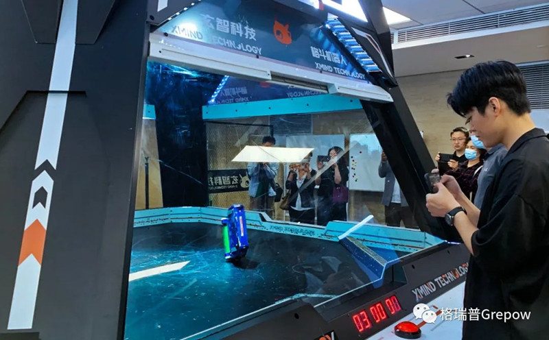 玄智科技同事在新辦公場所，展示了輕量級格斗機(jī)器人表演