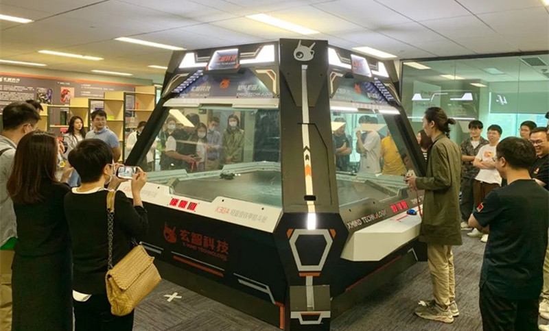 玄智科技同事在新辦公場所，展示了輕量級格斗機(jī)器人表演
