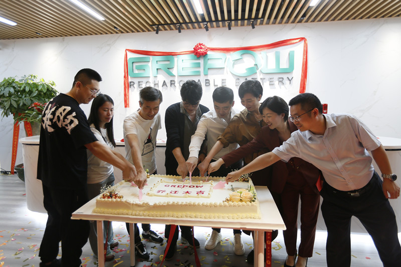 格瑞普公司領(lǐng)導(dǎo)切喬遷蛋糕 格瑞普公司領(lǐng)導(dǎo)切喬遷蛋糕