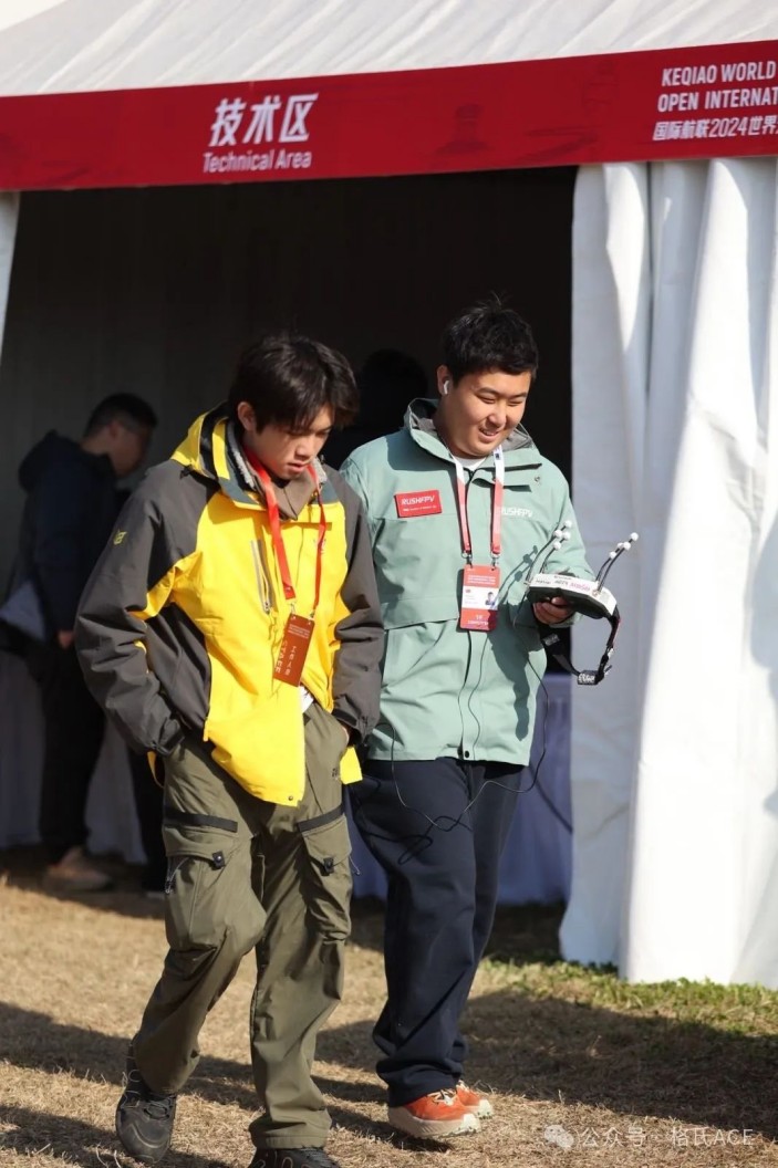 左云飛屹、右李冠辰