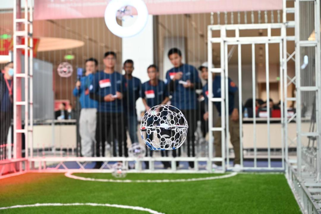 無人機(jī)足球競賽中 無人機(jī)足球競賽中