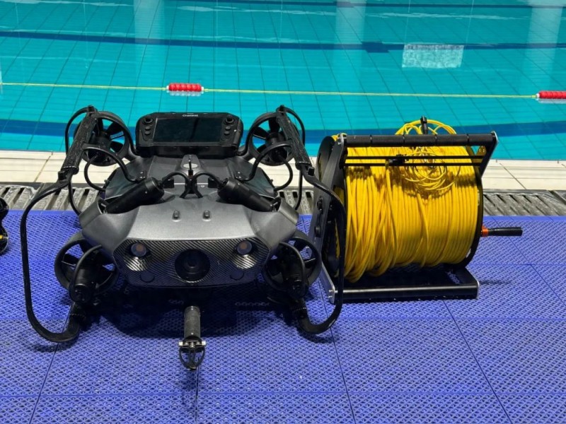 泳池清洗機(jī)器人 泳池清洗機(jī)器人