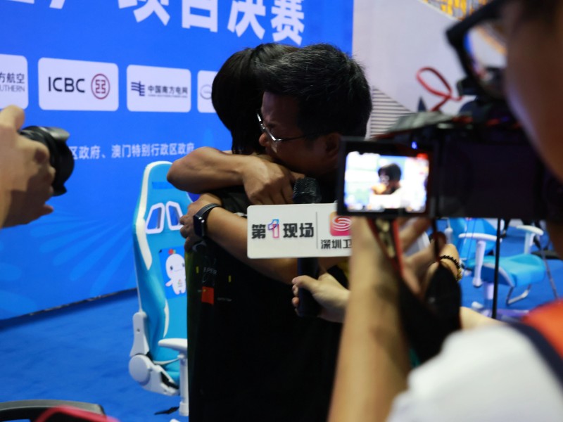 小白奪冠，師傅黃教練忍不住淚灑現(xiàn)場